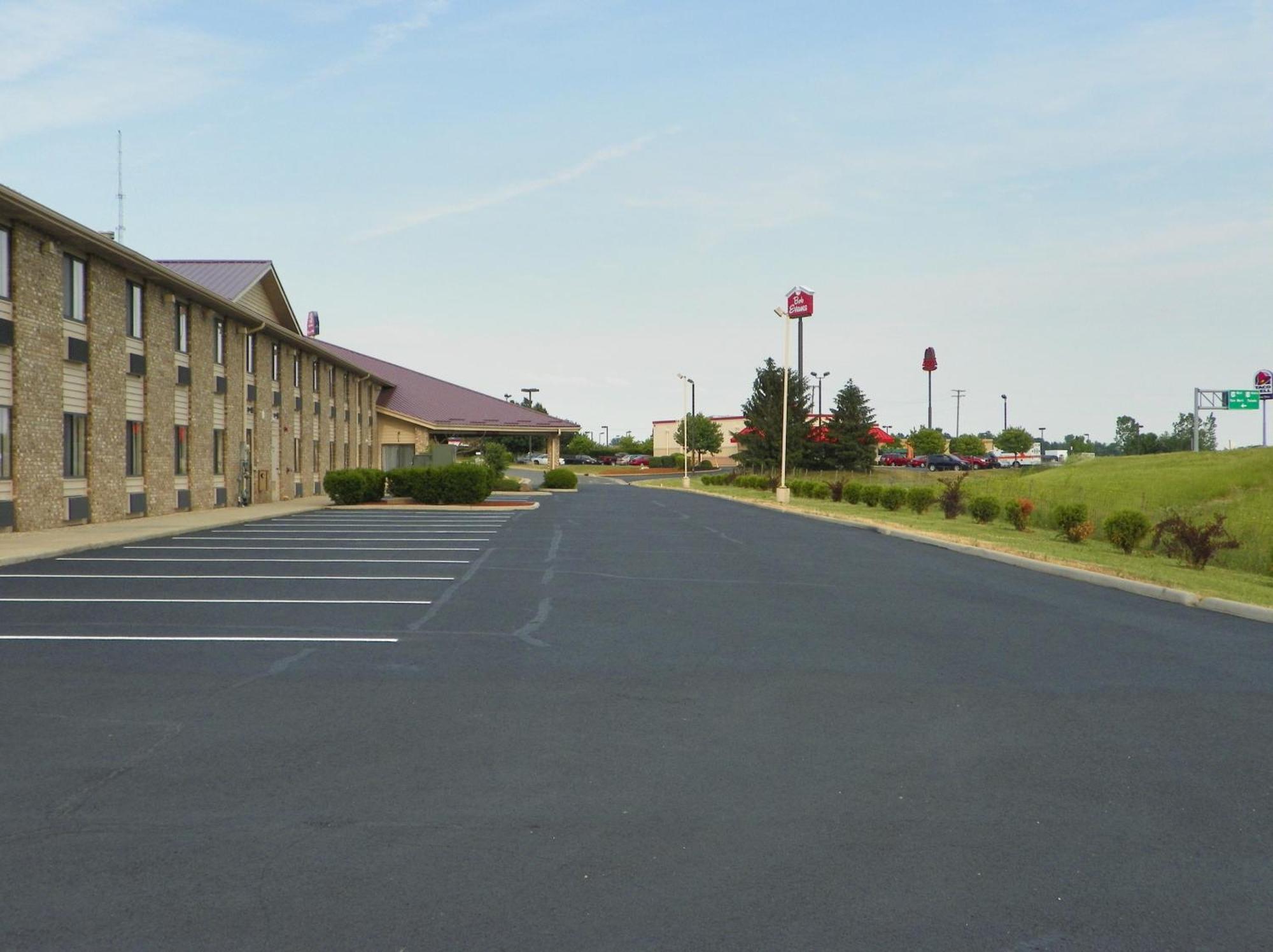 Royalton Inn & Suites Upper Sandusky מראה חיצוני תמונה