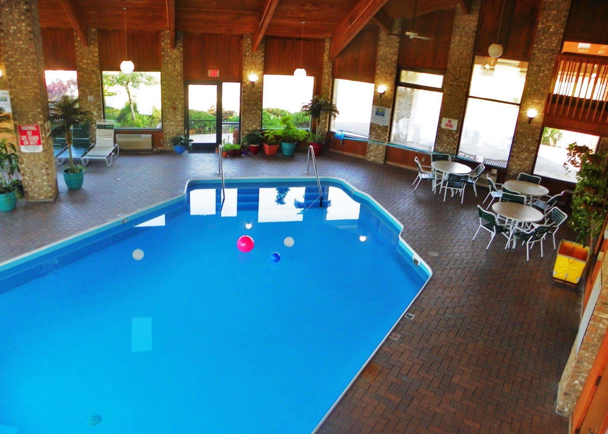Royalton Inn & Suites Upper Sandusky מראה חיצוני תמונה